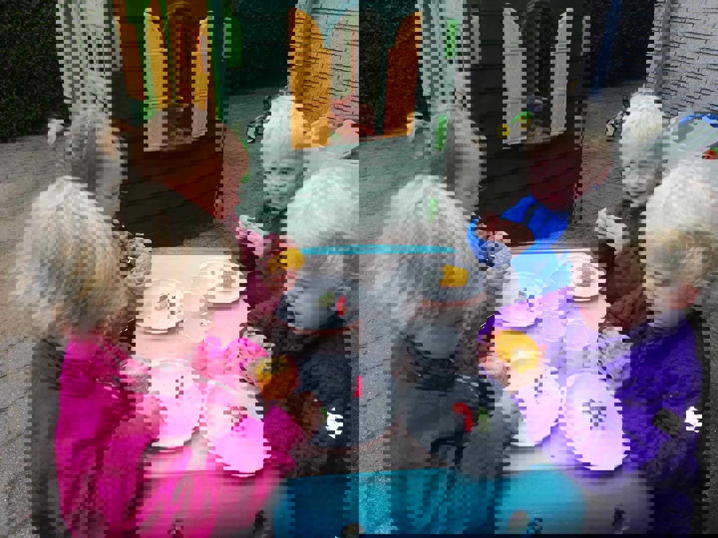 Fire børn i alderen 1 til 2 år spiser majs.