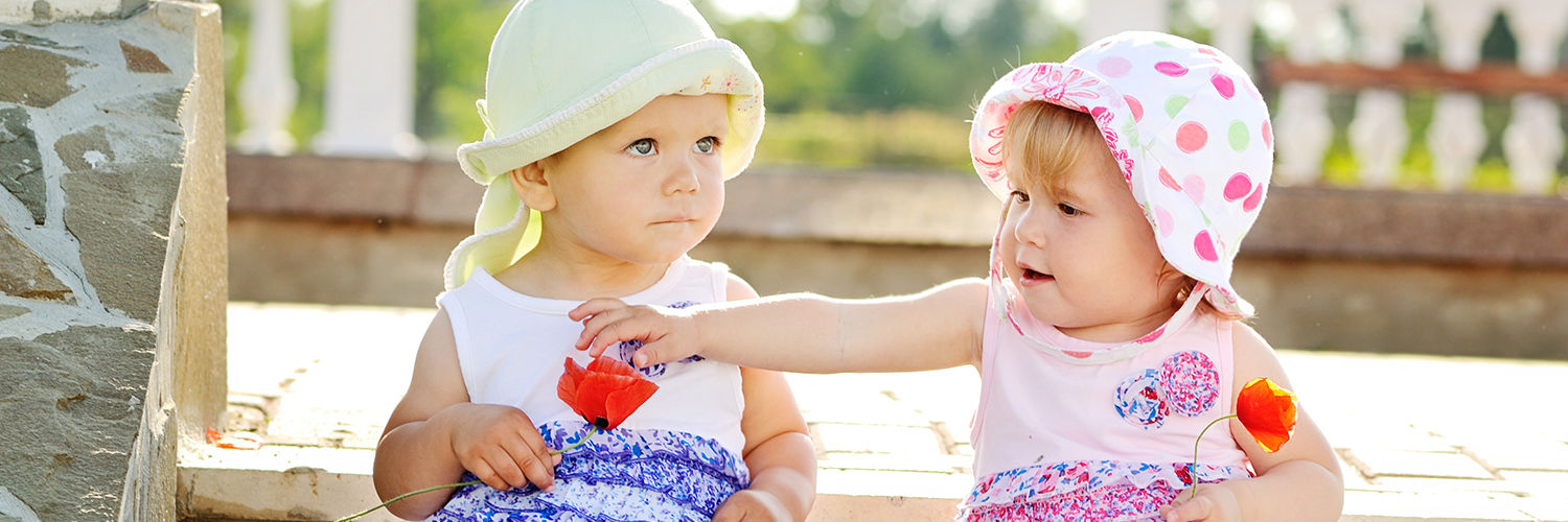 2 små piger der sidder på en trappe