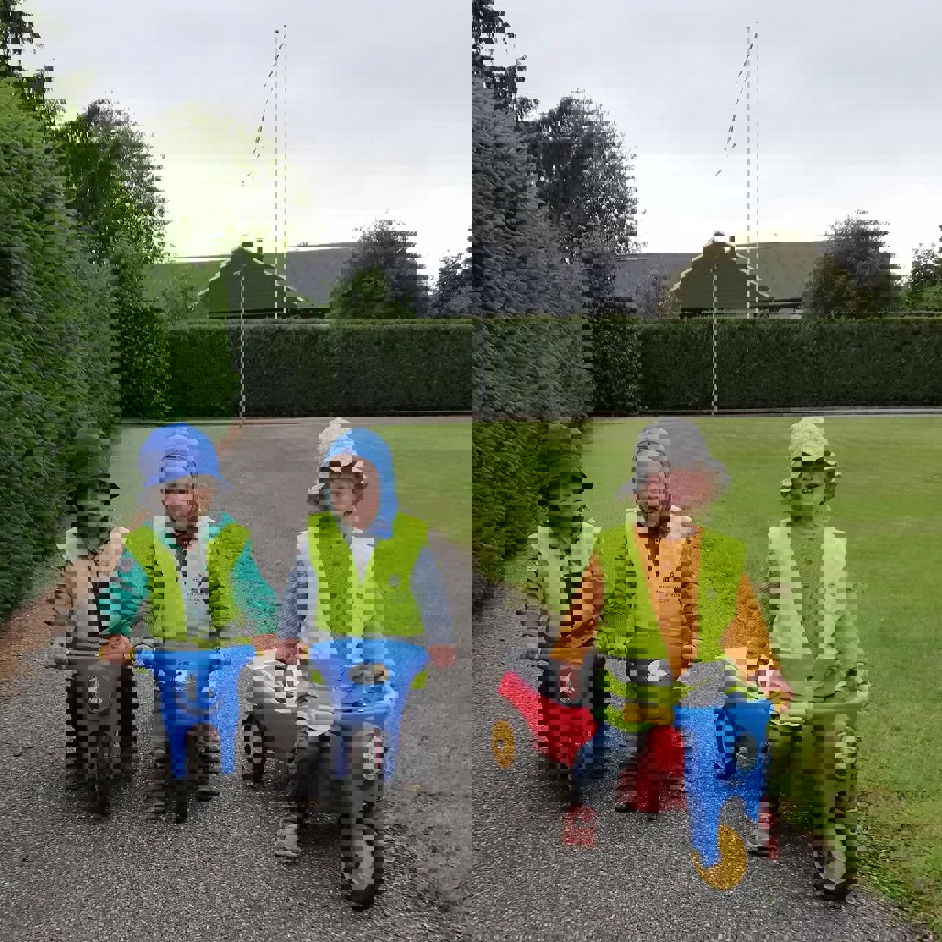 Tre børn mellem et og to år sidder på små scootere.